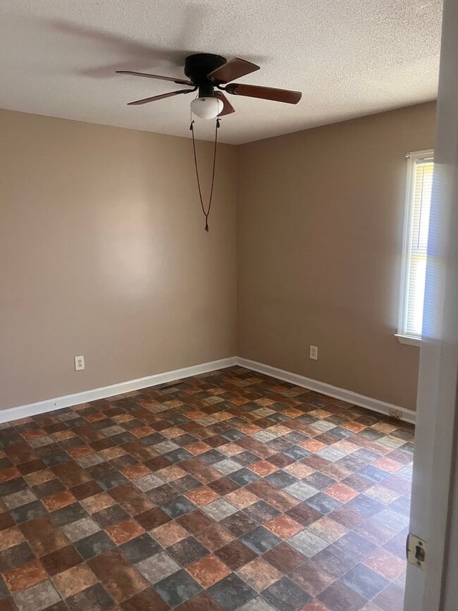 Building Photo - Two bedroom One Bath Single Family House