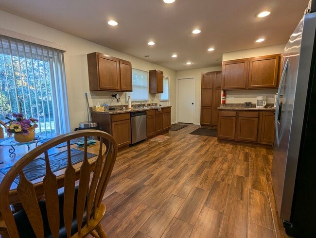 Building Photo - 220 Mulberry Ln