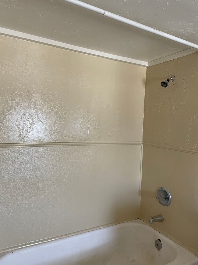 Building Photo - Newly Renovated-1 Bedroom 1 Bath Downstair...