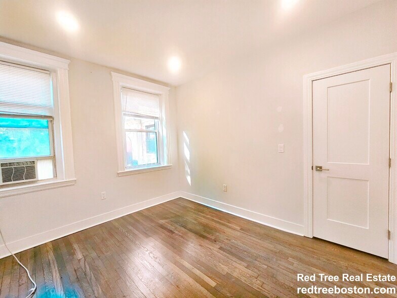 Building Photo - 207 Park Dr