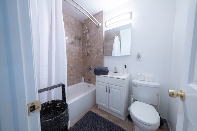 Building Photo - 305 E 95th St