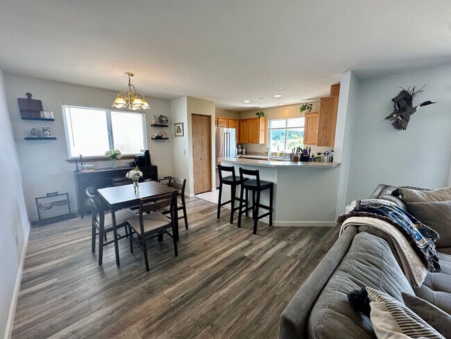 Building Photo - ***PENDING APPLICATIONS***3 Bed/2 Bath Qui...