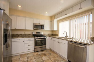 Building Photo - Spacious 3BR Condo with Pool View in Tangl...