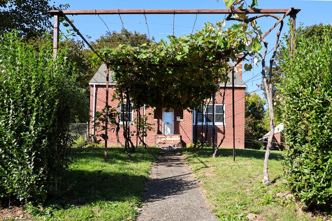 Building Photo - 142 Wolcott St