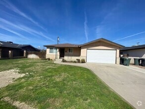 Building Photo - 3 bedroom 2 bath and Move in Ready in Lemo...