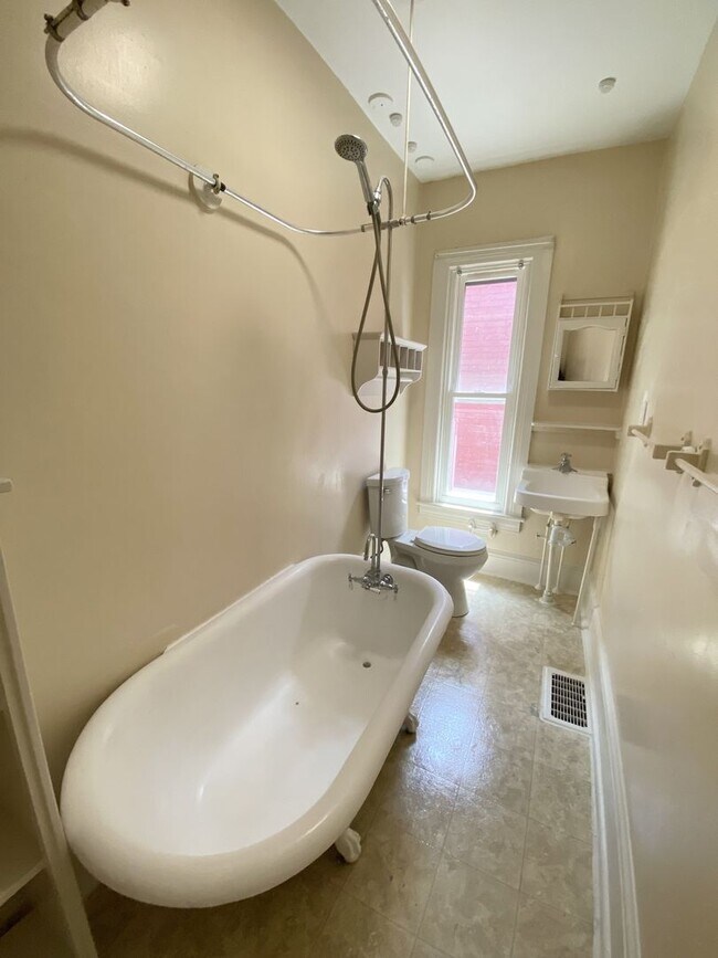 Building Photo - 3 Bedroom Duplex