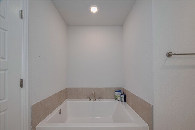 Building Photo - 5323 Vermilion Ct