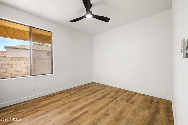 Building Photo - 921 S Val Vista Dr