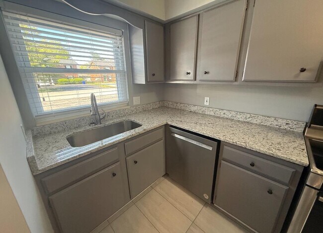 Building Photo - 604 Eastwood St