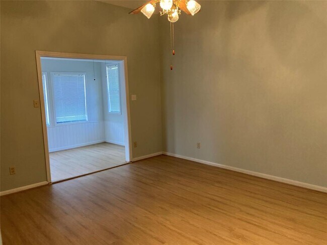Building Photo - 554 Harbor Dr