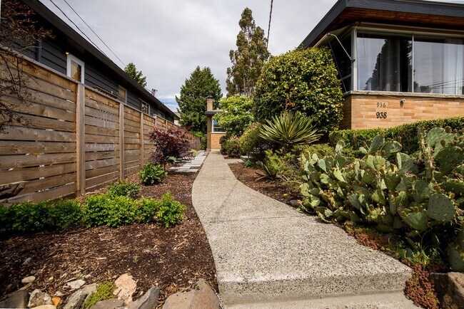 Building Photo - 3 bedroom 2 bath