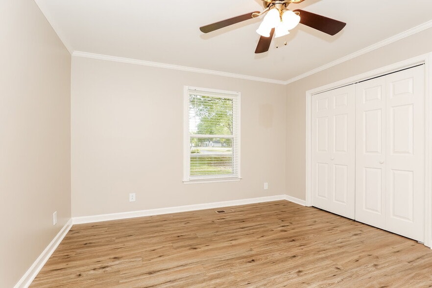 Building Photo - 2409 Racquet Club Dr