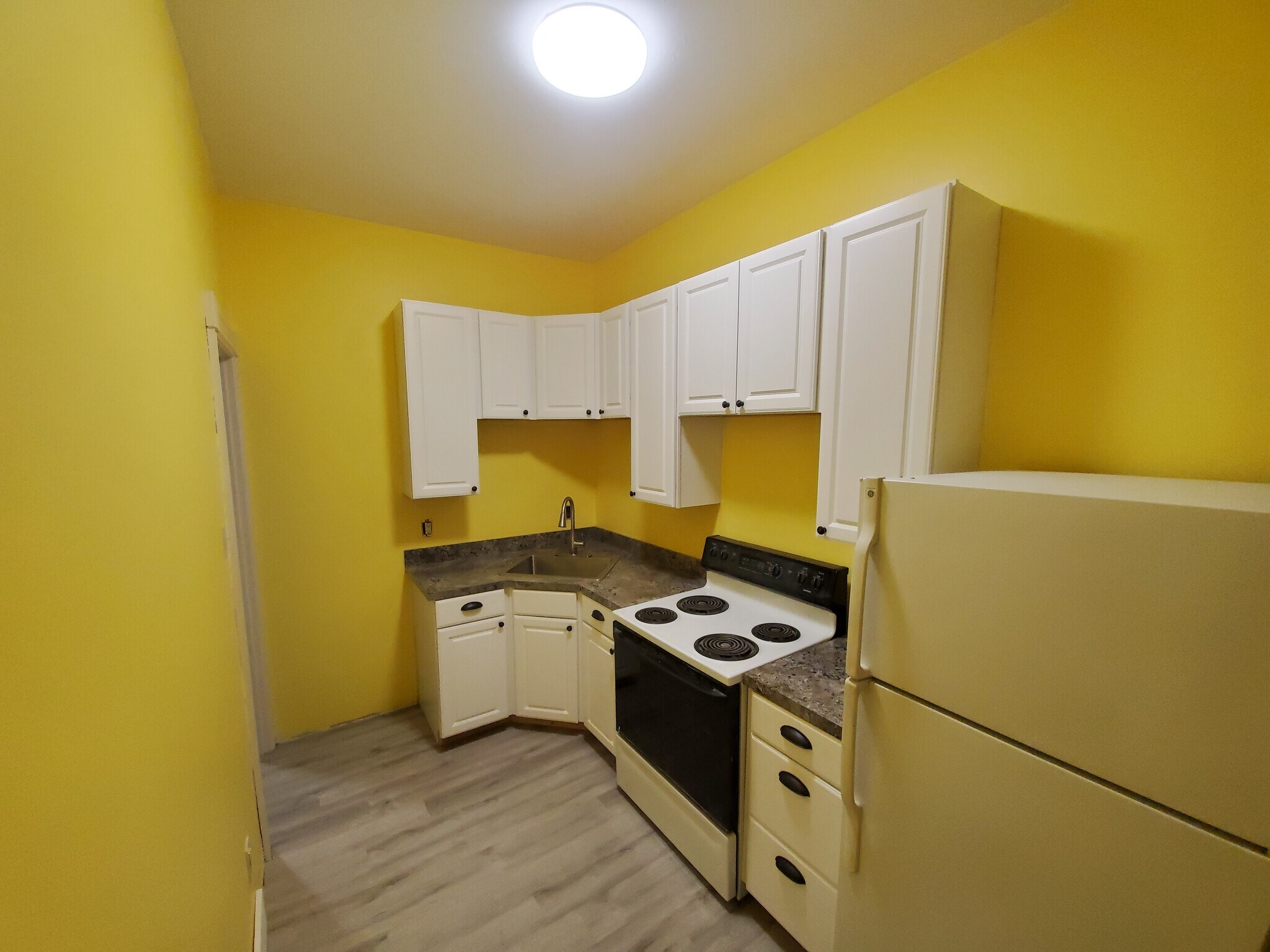 Kitchen - 364 N York St