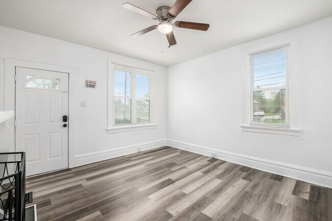 Building Photo - Fully renovated...extra half bath...laundr...