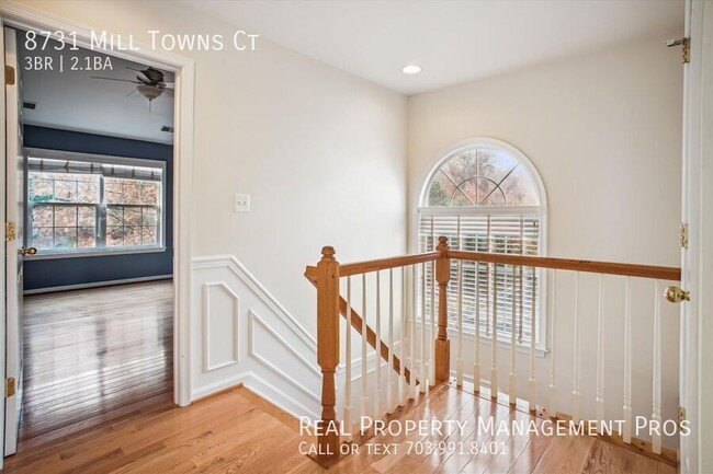 Building Photo - Bright & Spacious End-Unit Townhome – Perf...