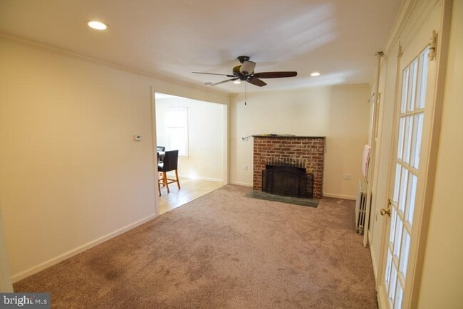 Building Photo - 1071 W Bristol Rd