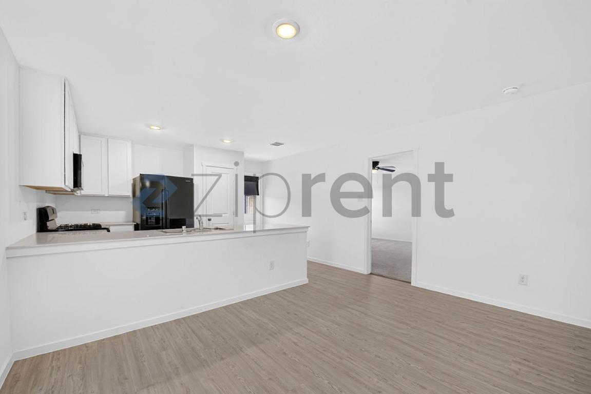 Building Photo - Unit