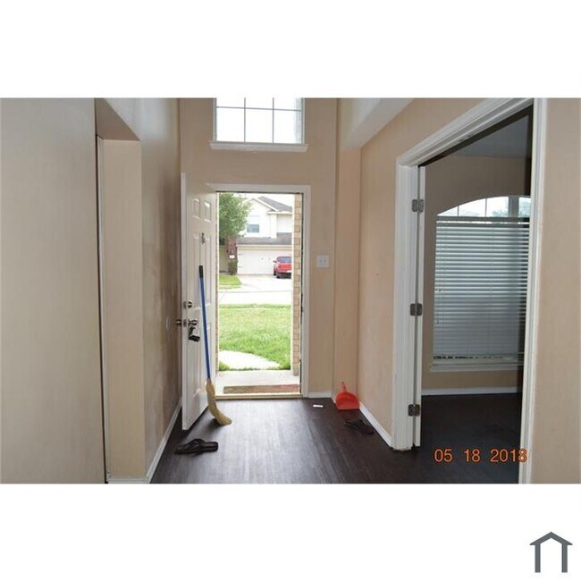 Building Photo - 815 Hillock Bluff Cir