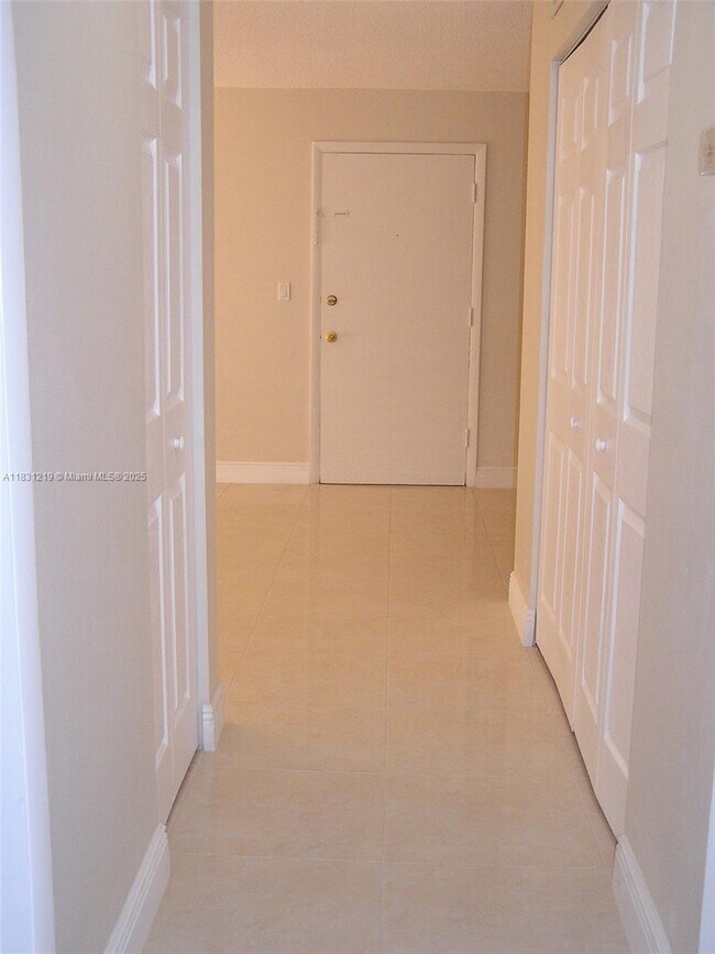 Building Photo - 10794 N Kendall Dr