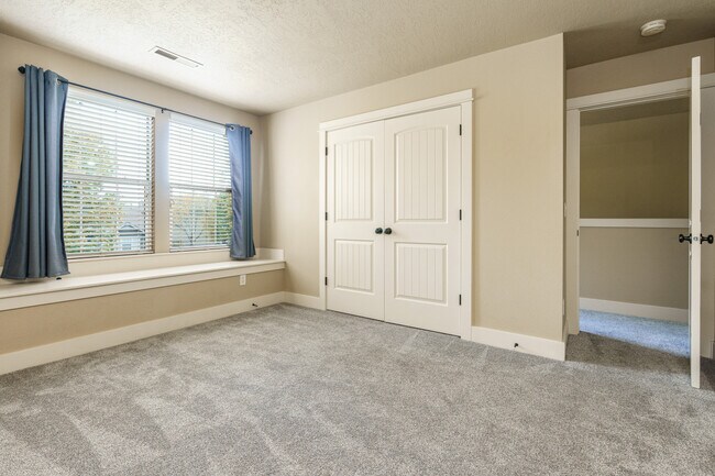 Building Photo - 994 E Winding Creek Dr