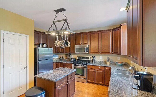 Building Photo - 3 level End Unit townhouse w/bump out in B...