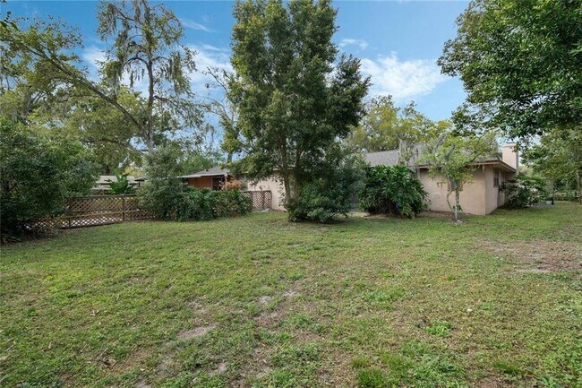 Building Photo - 720 E 6th St