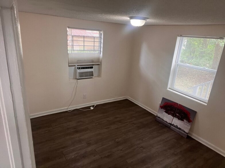 Building Photo - 1325 W 25th St
