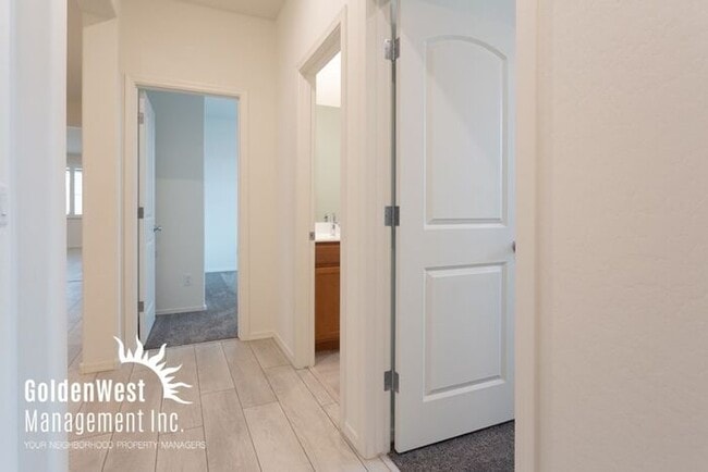 Building Photo - Bright & Airy 4 Bdm 2Ba in Quiet Neighborh...