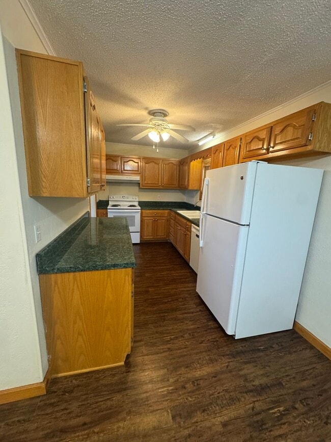 Building Photo - 2 BD, 1 BA Cozy Home in Dresden!