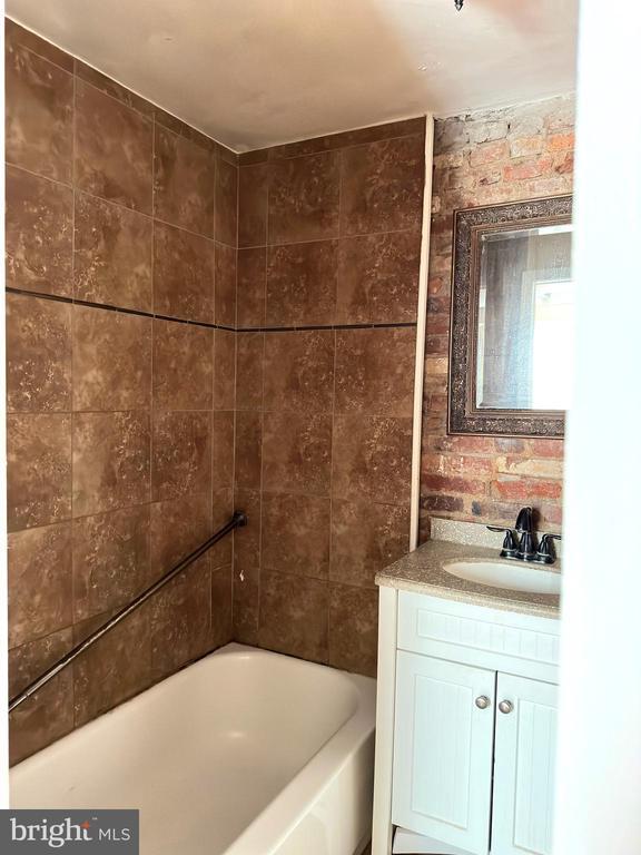 Building Photo - 623 S American St