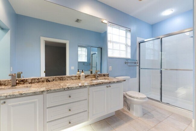 Building Photo - 340 Jacaranda Dr