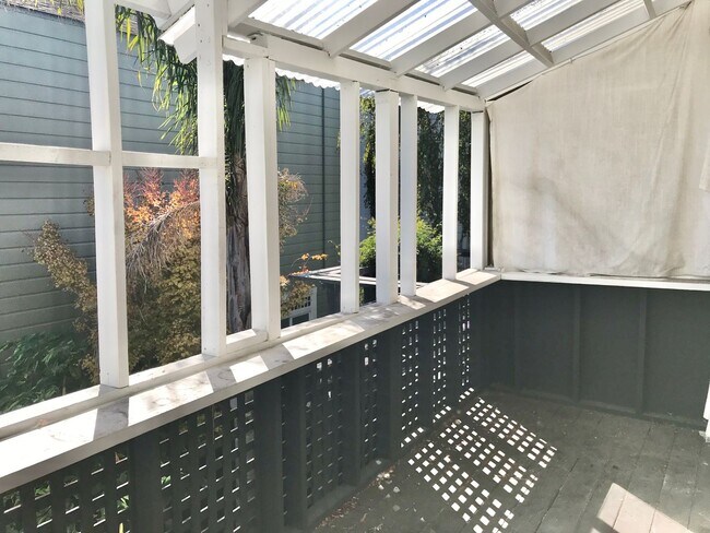 Building Photo - Handsome, Recently Renovated, 3BR/2BA Pac ...