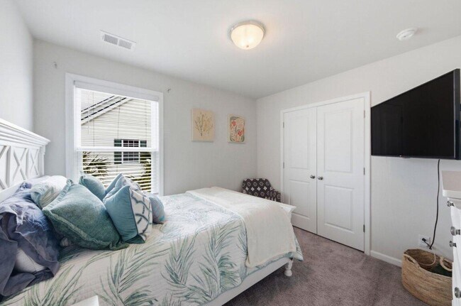 Building Photo - 301 Lanyard St