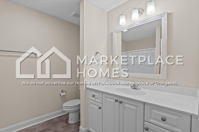 Building Photo - 700 Chatsworth Wy