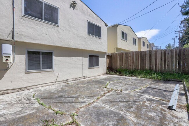Building Photo - 4 Bed / 2 Bath Daly City Home With Stunnin...