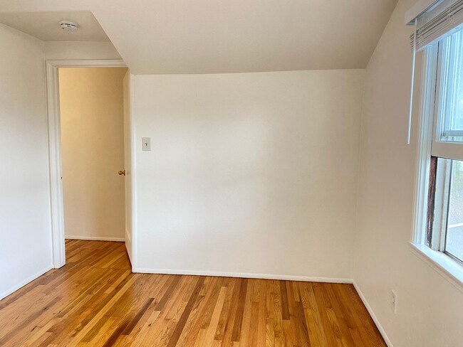 Building Photo - REFRESHED Craftmans Style Upstairs One Bed...