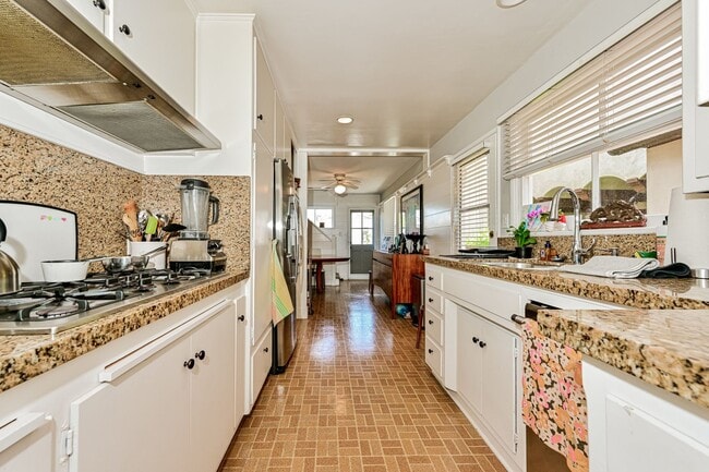 Building Photo - Furnished Master Suite Near Manhattan Beach! All Utilities & Internet Included!