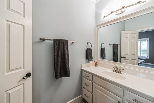 Bedroom 2 - Private vanity - 510 Newburgh Way