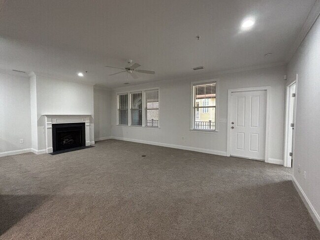 Building Photo - 5565 Colonial Chatsworth Cir