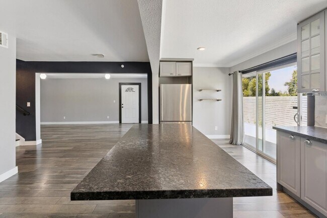 Building Photo - 2521 Grande Vista Ave