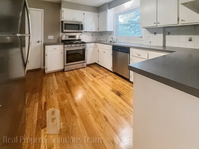 Building Photo - Two Story Home in Upper Arlington with att...