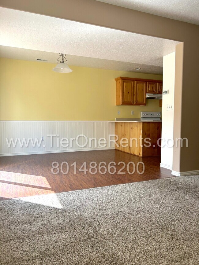 Building Photo - Move-in special: $500 off First months rent