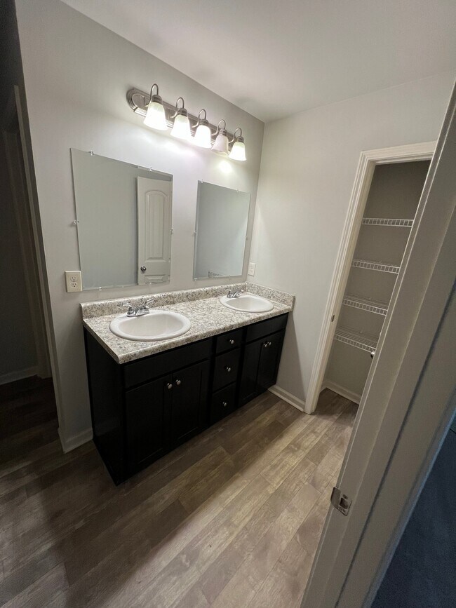 Building Photo - 229 Turtle Creek Dr
