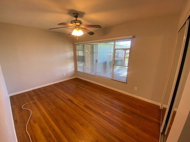 Building Photo - Great Location, Beautiful Pool! (Lease out...