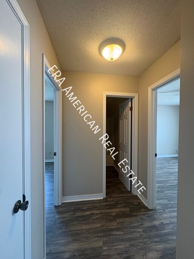 Building Photo - 520 Landview Dr