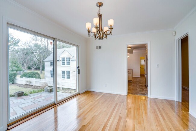 Building Photo - 10 Old Westbury Rd