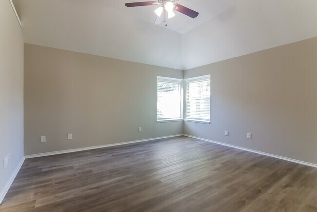 Building Photo - 4978 Briar Oaks Ln