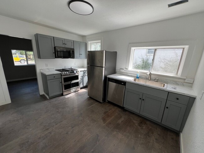 Building Photo - Newly Remodeled 2 Bedroom Home