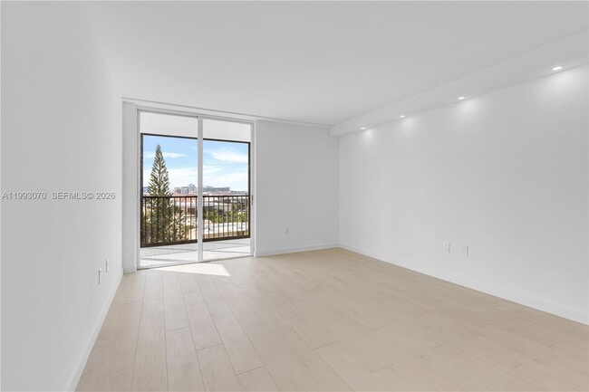 Building Photo - 20100 W Country Club Dr