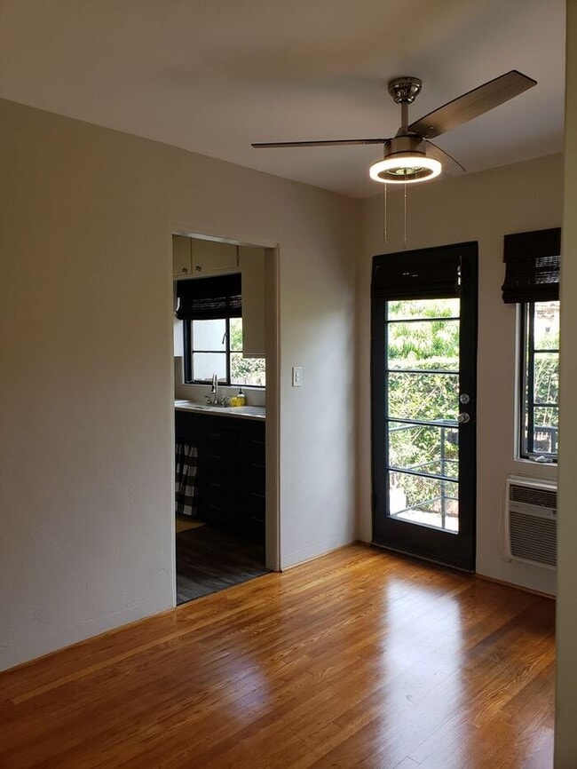 Building Photo - Vintage 1 Bedroom in Kensington with priva...
